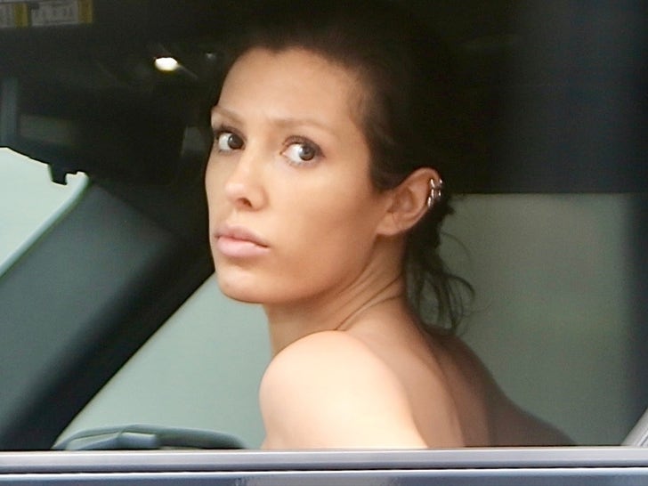 0801-Bianca-Censori-Sexy-Ensemble-Solo-Shopping-Sub2