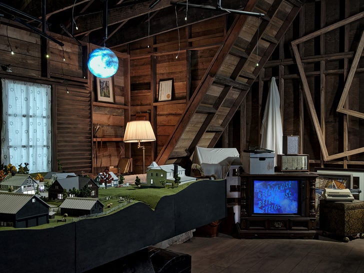 7e5f71b7c62b44f7b2cb3717e0d26673_md 1022-beetlejuice-airbnb-house-photos-primary-3