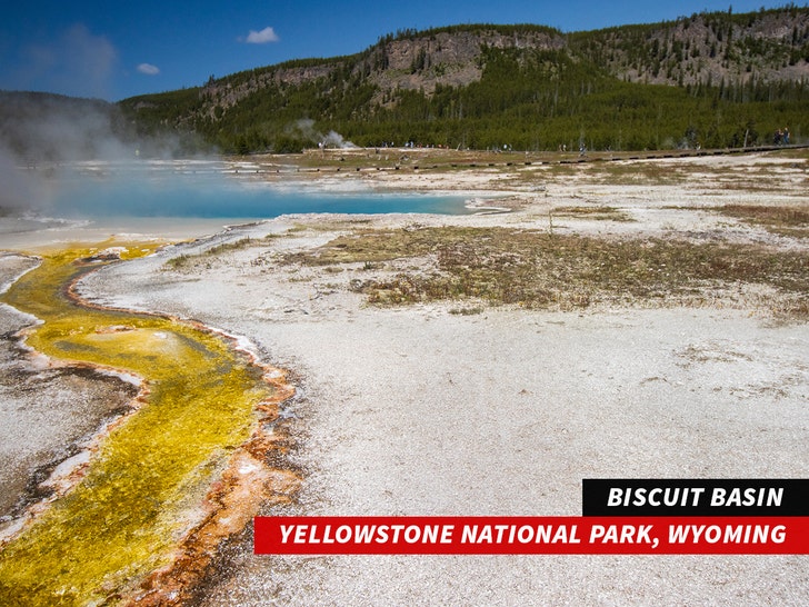 7eb619ea0c484719a9c5ce1def748e83_md Yellowstone National Park, Wyoming Biscuit Basin