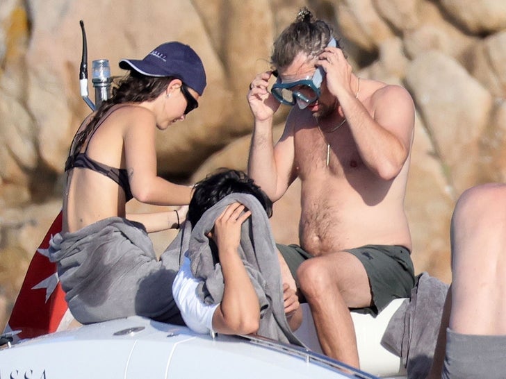 0805-Leonardo-DiCaprio-jellyfish-sting-with-his-girlfriend-Vittoria-Ceretti-primary-2