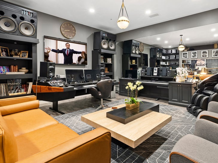 7f7f364305c6412aaf56e50a69f9f30f_md 0809-Paul-Anka-Recording-Studio-SUB