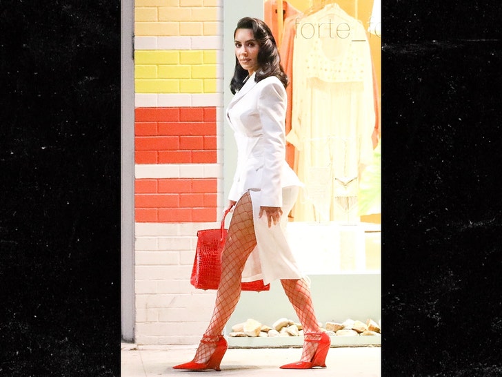 80913c4684ec4124a4bad6500bb6d3ab_md Kim Kardashian On Set of TV Series