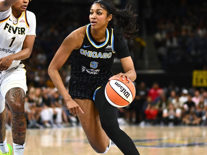 81fc4fff6c734dfc98c4e680dd840764_md Angel Reese On The Court