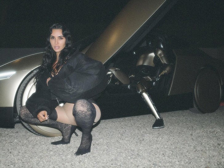 82a9540bfc014126a09df4bfcb082c27_md 1120-kim-kardashian-new-tesla-robot-car-photos-primary-3
