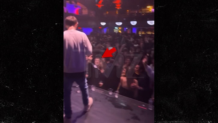 82c6642782064c4795f4423e57452b14_md-1 112724-lil-xan-flipped-off-kal