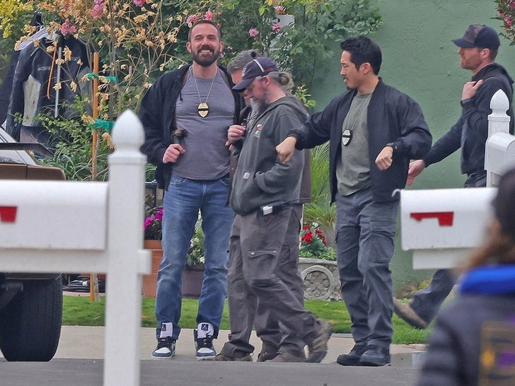 83185f2ee8a842a084498d6fa324ea35_md 1126-Ben-Affleck-Matt-Damon-RIP-Set-Photos-primary-3