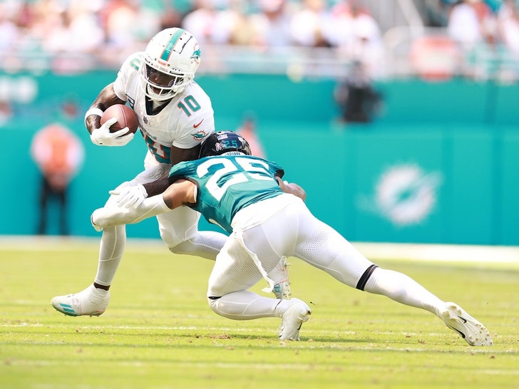 84317d924e0c4c0b831f43aa6f54cda9_md Tyreek Hill On The Field After Being In Cuffs