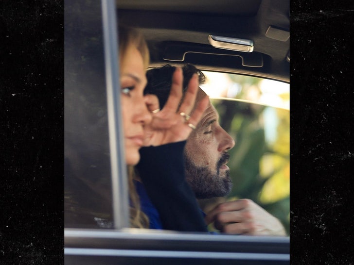 85aed7c623c44fbb95164b0e8e975485_md jennifer lopez ben affleck backgrid 3