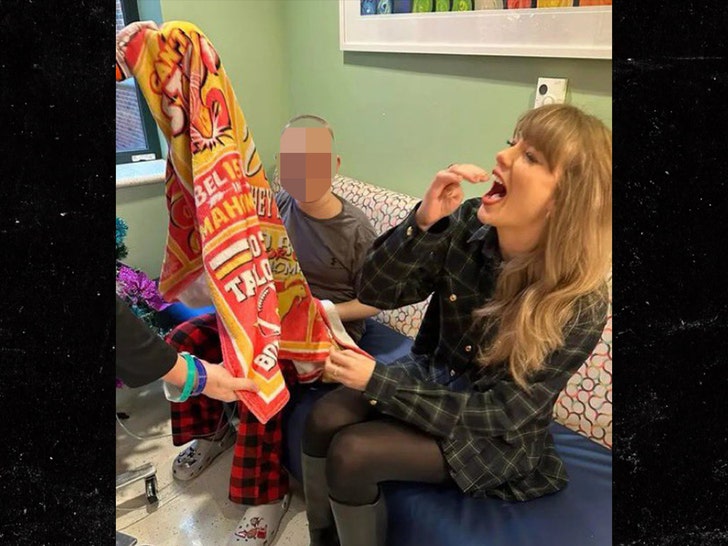 85e71efc28574e6b9d6e737fa6eb3735_md Taylor Swift at Kansas CIty Children's Hospital