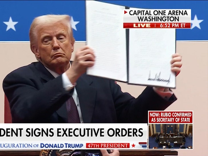 86cac89d22bd4cda9548ff99dacc55c2_md 012025-donald-trump-throwing-pens-2