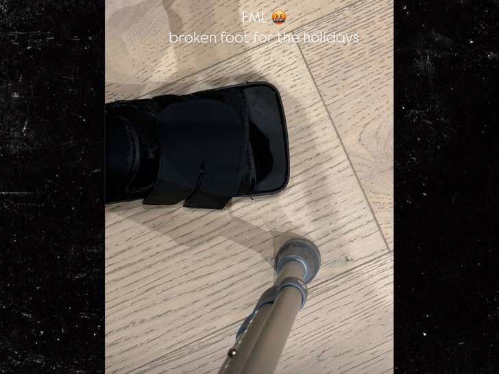 8759162a4f8b4009af002299f5deb430_md kim kardashian broken foot