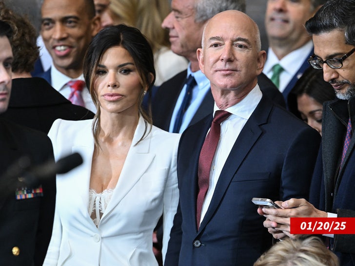 8935b6f709bb4b52a5ef1f9ced2ee728_md lauren sanchez jeff bezos sub getty swipe