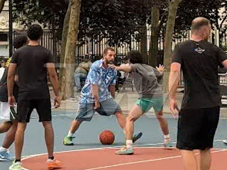 8975c07f61114f8c99623c2d65f63e19_md 082224-adam-sandler-1