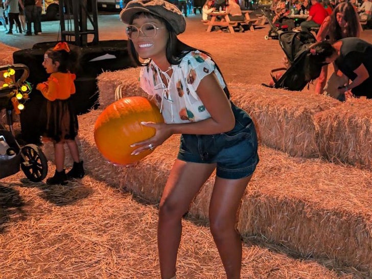 8a43baa99b9940898a1d39e845d7a1d4_md 1023-Celebrity-Pumpkin-Pics-Sub1