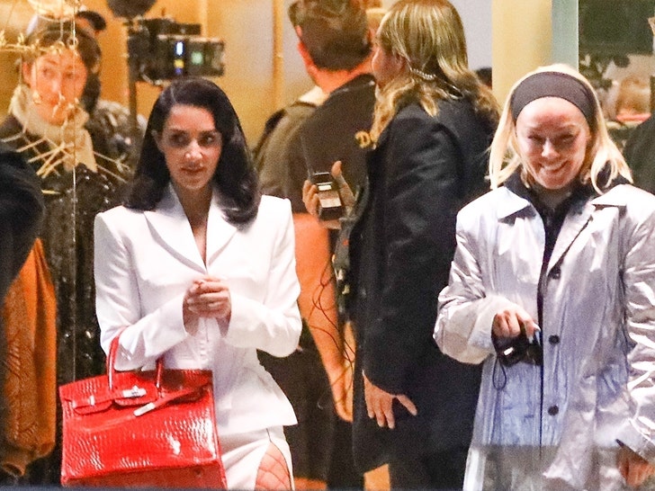 8a8197d54475494c9a30adef3af74ed2_md Kim Kardashian On Set of TV Series