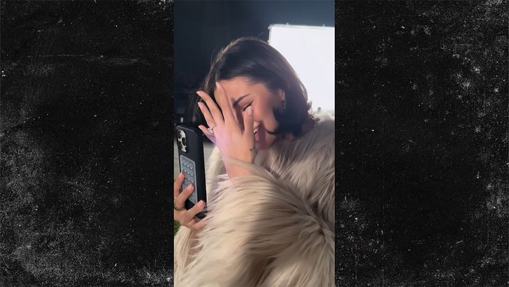 8ba822c4d33c447fabb459a36e4cf731_md 121224-selena-gomez-ring-kal