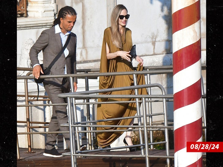 8bfcb47d535a428ca400b9401568be7f_md angelina jolie and Akala sub