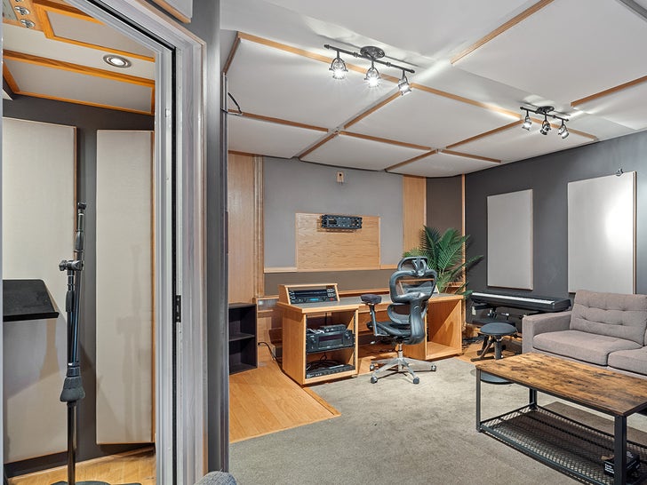 8c2eb3a742274339b13284a871ec7c68_md 0828-Bill-Withers-House-music-studio-SUB