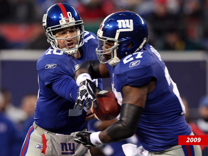 8c56f50b88b844f4ad0f01276522f08e_md Eli Manning and Brandon Jacobs getty 2