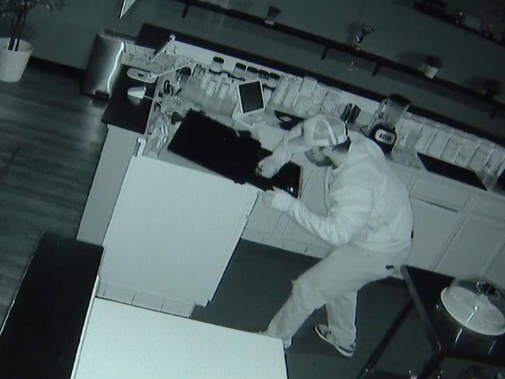 8f8d5bca7c214c7781c2462bfc0ec252_md thief leaves note surveillance sg