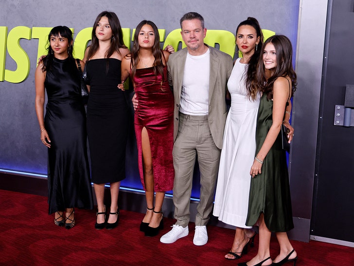 8fdcf26eb9134f83b171eae20f4deb73_md matt damon and family