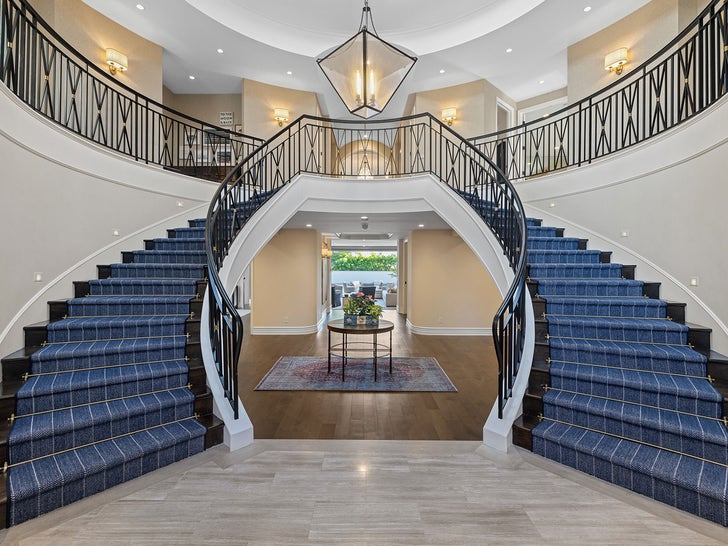 92003d3a4b3f4f5fa12eeb253d917fe5_md 1025-luke-walton-sells-manhattan-beach-home-photos-primary-4