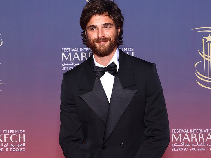 926691a3de8041b9b2c59c4b74401bb2_md 1205-Jacob-Elordi-Grindr-Unwrapped-SUB