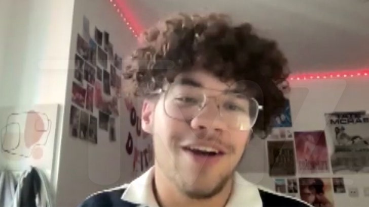 9539407cf0204fe5becfc518581dc530_md 111324_ricardo_ludgero_ariana_grande_munchkins-kal