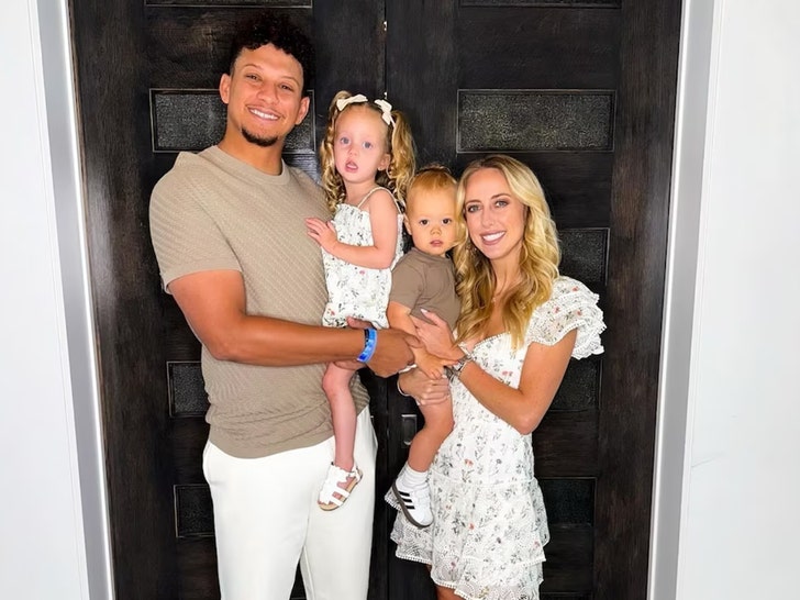 967334070a954fab9a63af123bef49ba_md patrick mahomes w his two kids