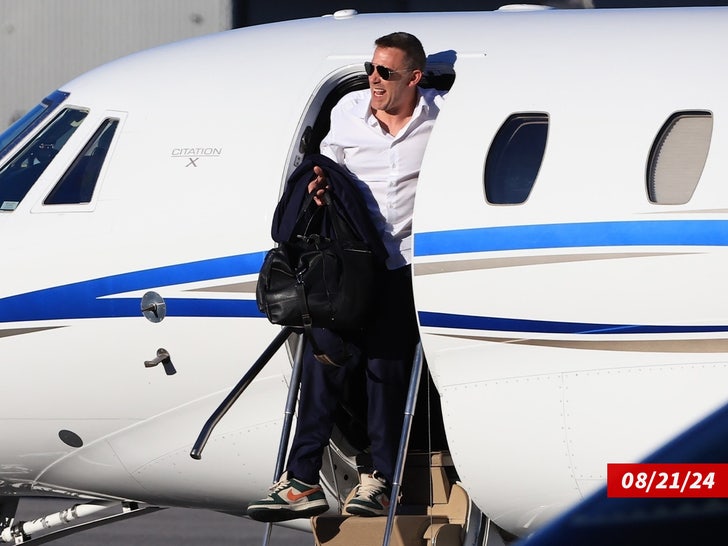 968b0fd227eb44ea8b47fbdd164f441d_md ben affleck returning to los angeles deplanin