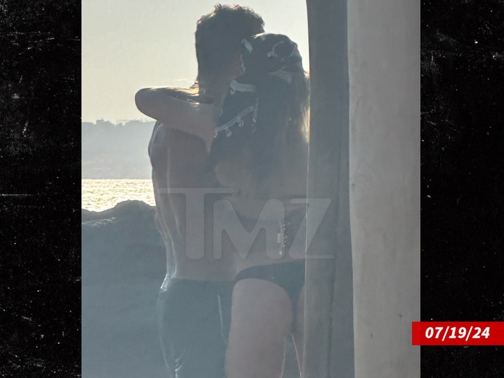 993406e1c6024156995a2fbf16f5c750_md Mauricio Umansky with new gf