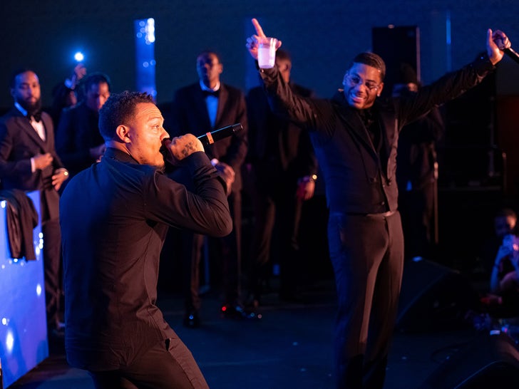 995b1bd4b5a44453a71f285537a0b7cd_md 1216-nelly-black-and-white-ball-inside-photos-primary-2