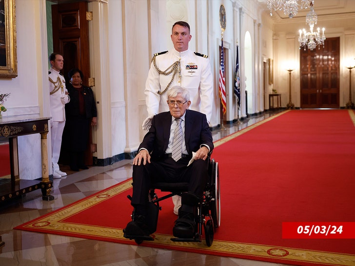 9af3ee66d8df44e48e3842ef6f059d09_md Phil Donahue getty 1