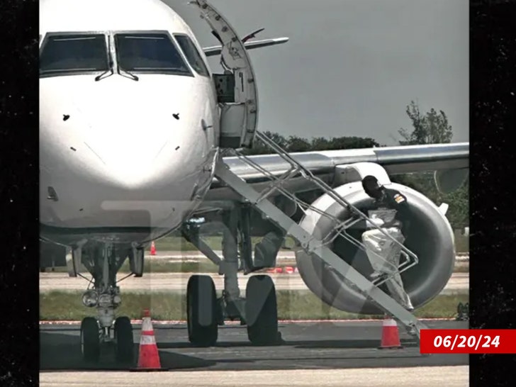 9b886b85666d40079d2c8984452f1ed1_md travis scott boarding plane