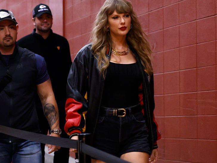 9ca29722e113484ebdbfb4e39abc8ad8_md taylor swift monday night football