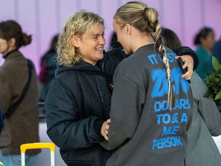 9da76530f31048a98c347a370af05e4c_md 1213-JoJo-Siwa-LAX-girlfriend-Kath-Ebbs-Photos-primary-2