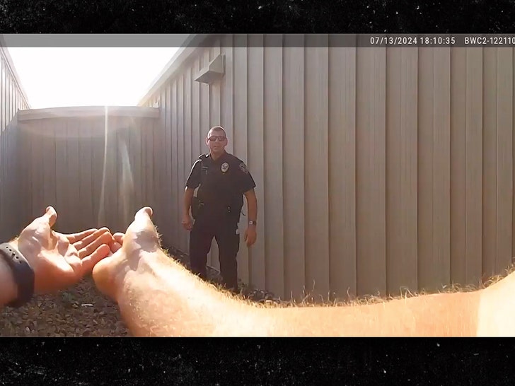 9feeefdb1c5546e28d36e470ea597f7e_md donald trump cops lifted on roof