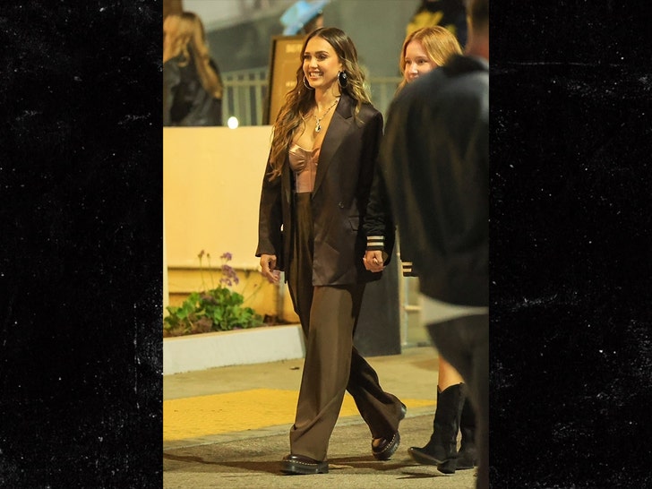 a2228672982745e6acbe828a1bab671d_md jessica alba bg 1