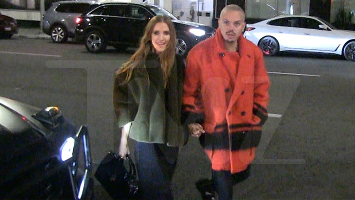 a523e46258c84995a56f4895e52a8e88_md 111224_ashlee_simpson_kal