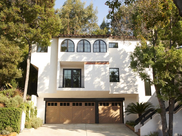 a631d11177dc45c7ab976e1571623233_md 1018--Bobby-Berk-Hollywood-Hills-Home-photos-primary-6