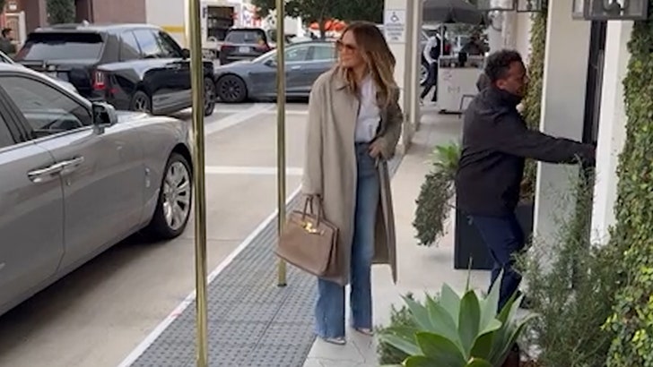 a6dc3edf826e43e9955002b51609c1b0_md 112924_jennifer_lopez-kal