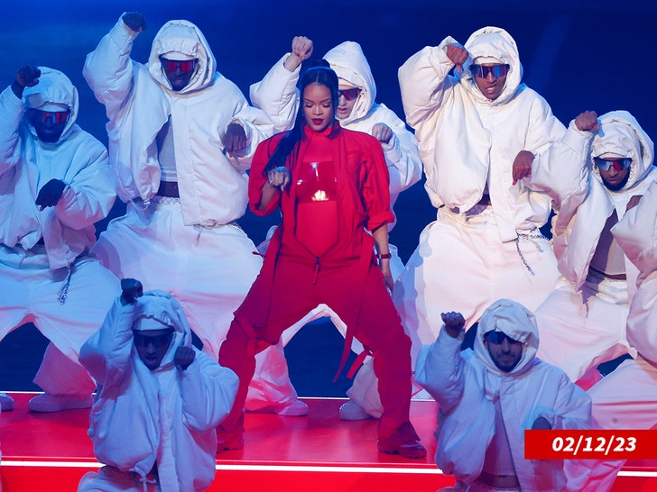 a748703794d143828bee0082cbde813f_md rihanna superbowl getty 1
