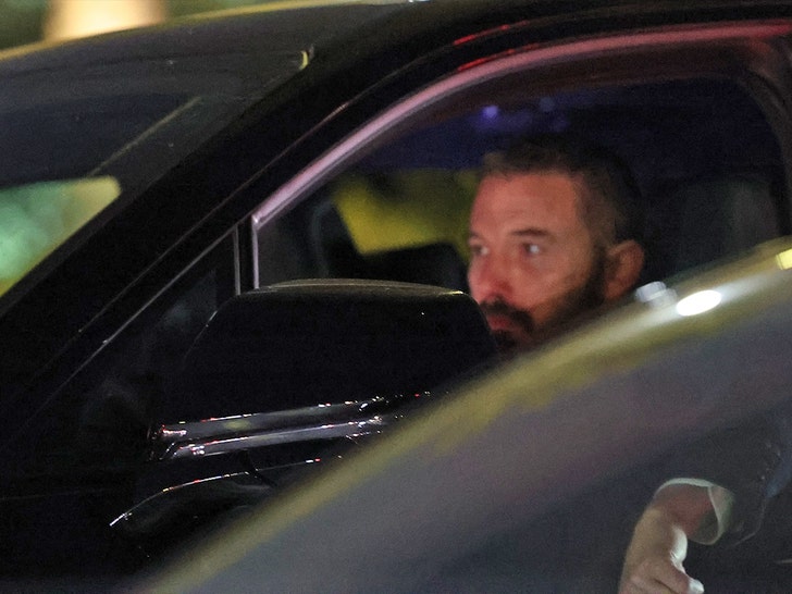 a7527e20de7a43a4b02cc164e7e81c1e_md ben affleck drives home from work during fires