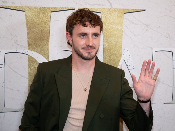 a76615aa3eef48a6b6fc2ff841069a6f_md 1122-Red-Carpet-This-Week-Photos-primary-3