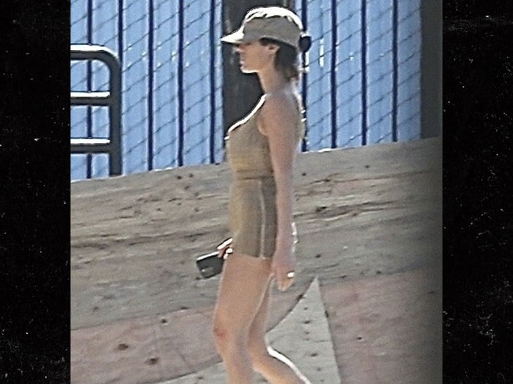 a7ca59e6a4cd431b91e5645633960890_md 0809-Bianca-Censori-Cheeky-in-LA-SUB-1