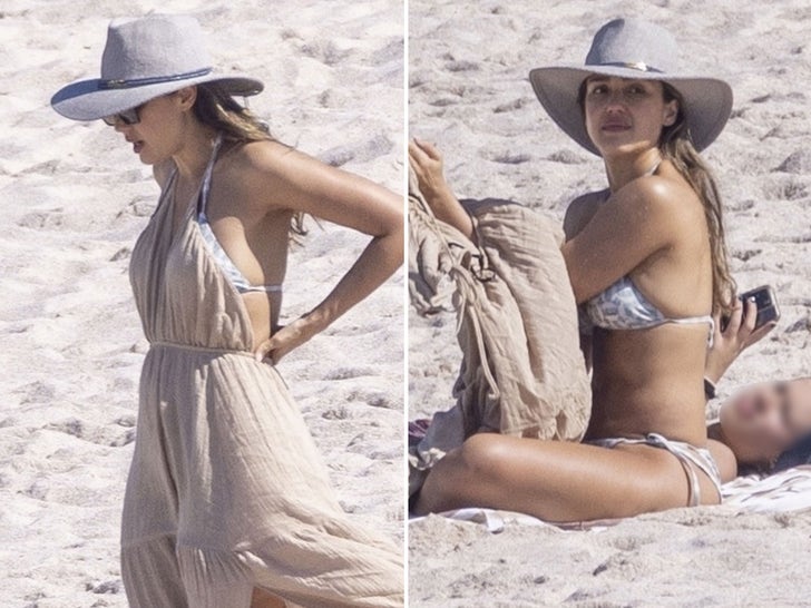 a84750b8c0834bf687e25c2ccd455994_md 1127-jessica-alba-bikini-family-vacation-mexico-photos-primary