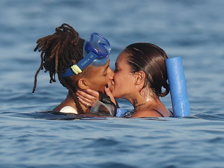 a8c0f5a01e4140e2a15572e22df4301f_md 0813-Jaden-Smith-Kissing-And-Grabbing-Khleopatra-Butt-On-Yacht-In-Ibiza-primary-2