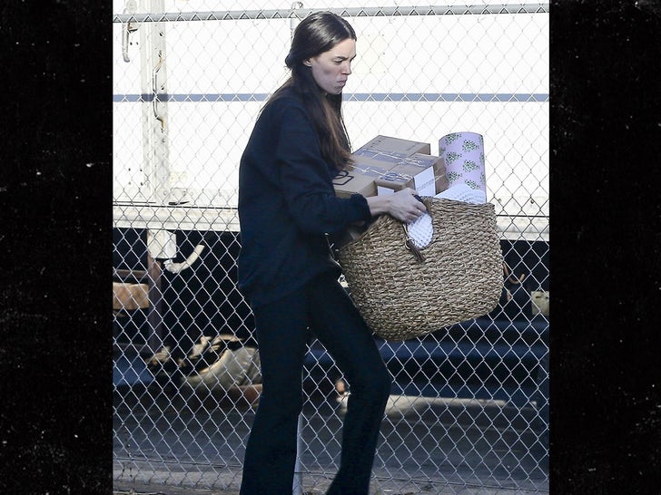 aebd082cbbeb48c897932c3940c4103d_md 1216-James-Kennedy-Ally-Lewber-Moving-Partment-Photos-primary-2