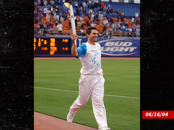 af83dce6f22e42aa87b35a869c07d05b_md TOM CRUISE olympics torch