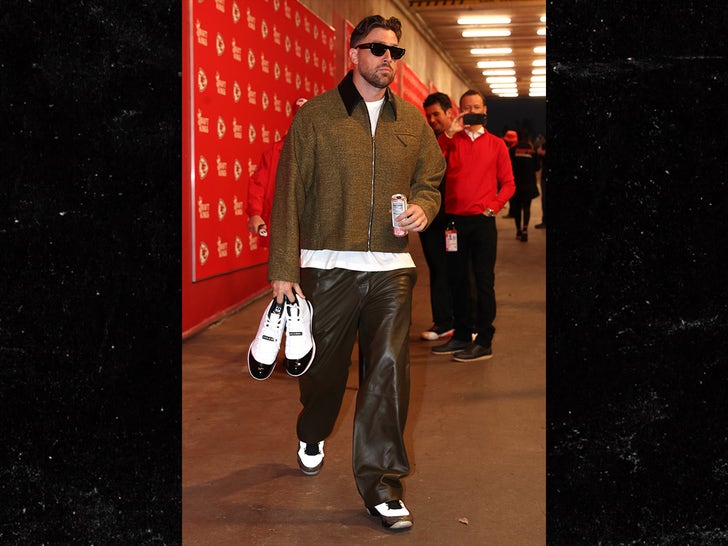 b38bd42eebeb4106b7e7d343595b242b_md travis kelce arriving